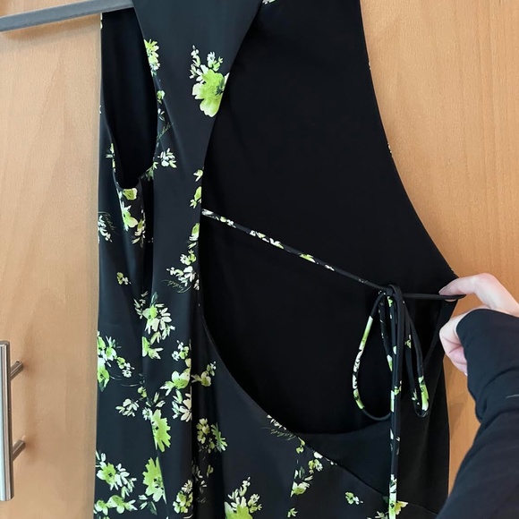 The Perfect Black Dress - Picture 7 of 9